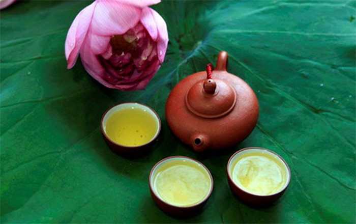Vietnamese lotus tea has a light yellow-green liquor