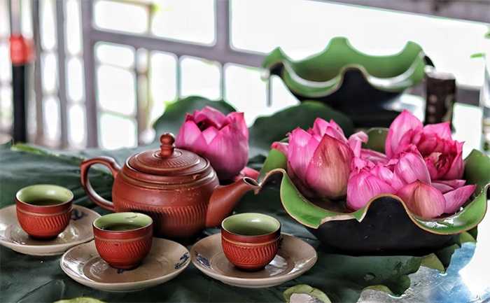 a set of tea pot and lotus flower