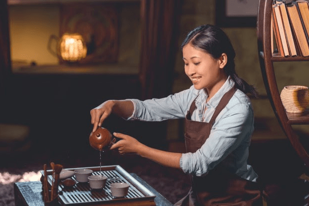 a girl pours Vietnamese lotus tea