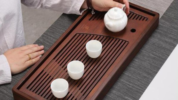 A simple porcelain tea set