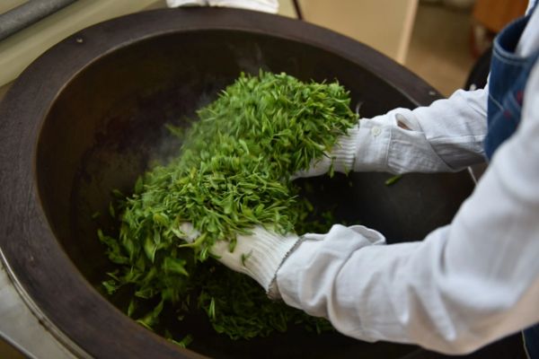 Tea leaf pan-frying