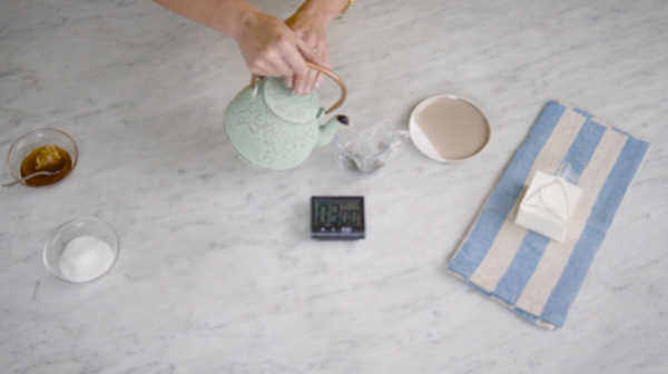 Rinse teacup helps hold heat longer