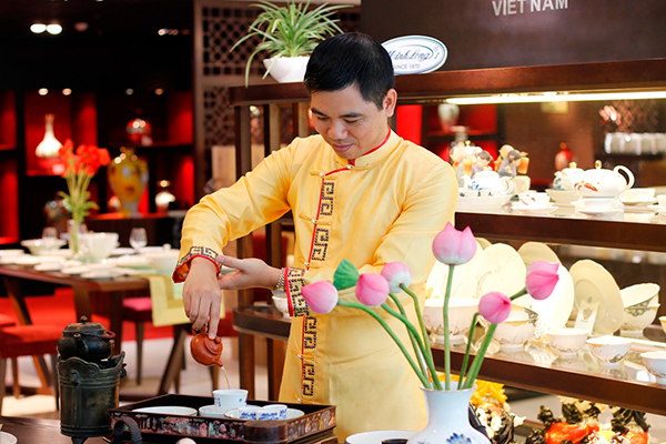 vietnamese artisan makes tea