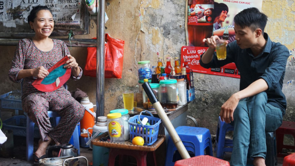 Drink iced tea on corner of Vietnamese street
