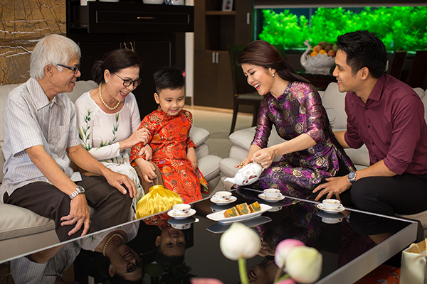 Vietnamese people drink tea