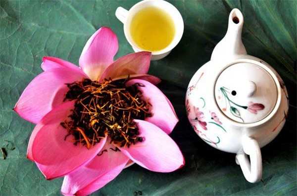 tea on lotus leaf