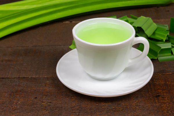 pandan tea with fresh leaves