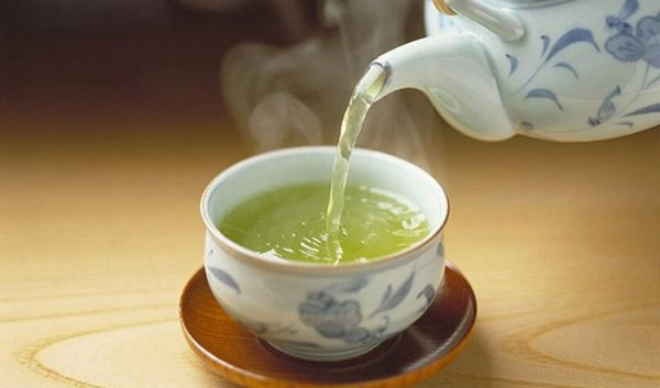 The filter in the pot keeps the tea leaves inside