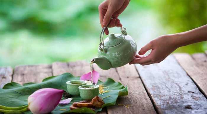pouring Vietnamese lotus tea 