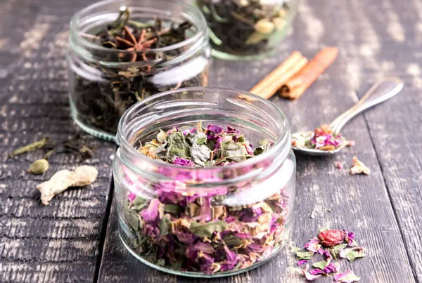 storing loose tea in glass jar