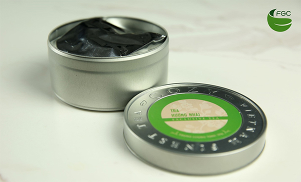 Green tea is packed in tea bag and aluminum pouch 
