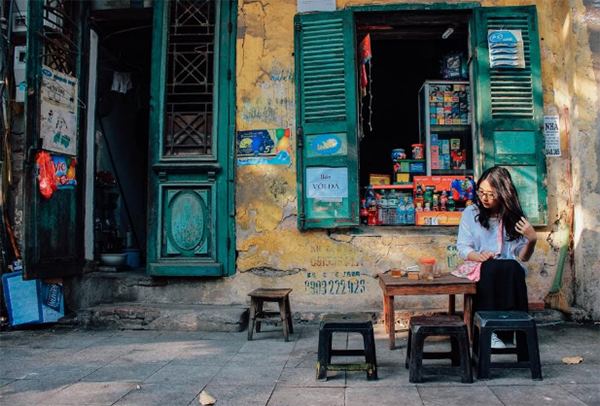 Vietnamese young people in tea shop 
