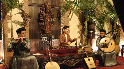 artist performs Vietnamese folk songs