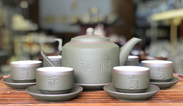Tu Sa clay teacups and teapot from Bat Trang