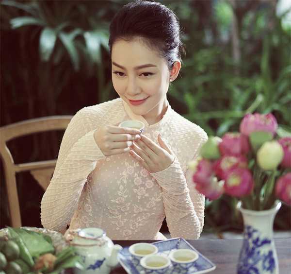 a girl pours Vietnamese lotus tea