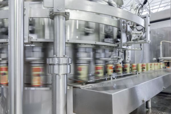 Filling the tea in aluminum cans
